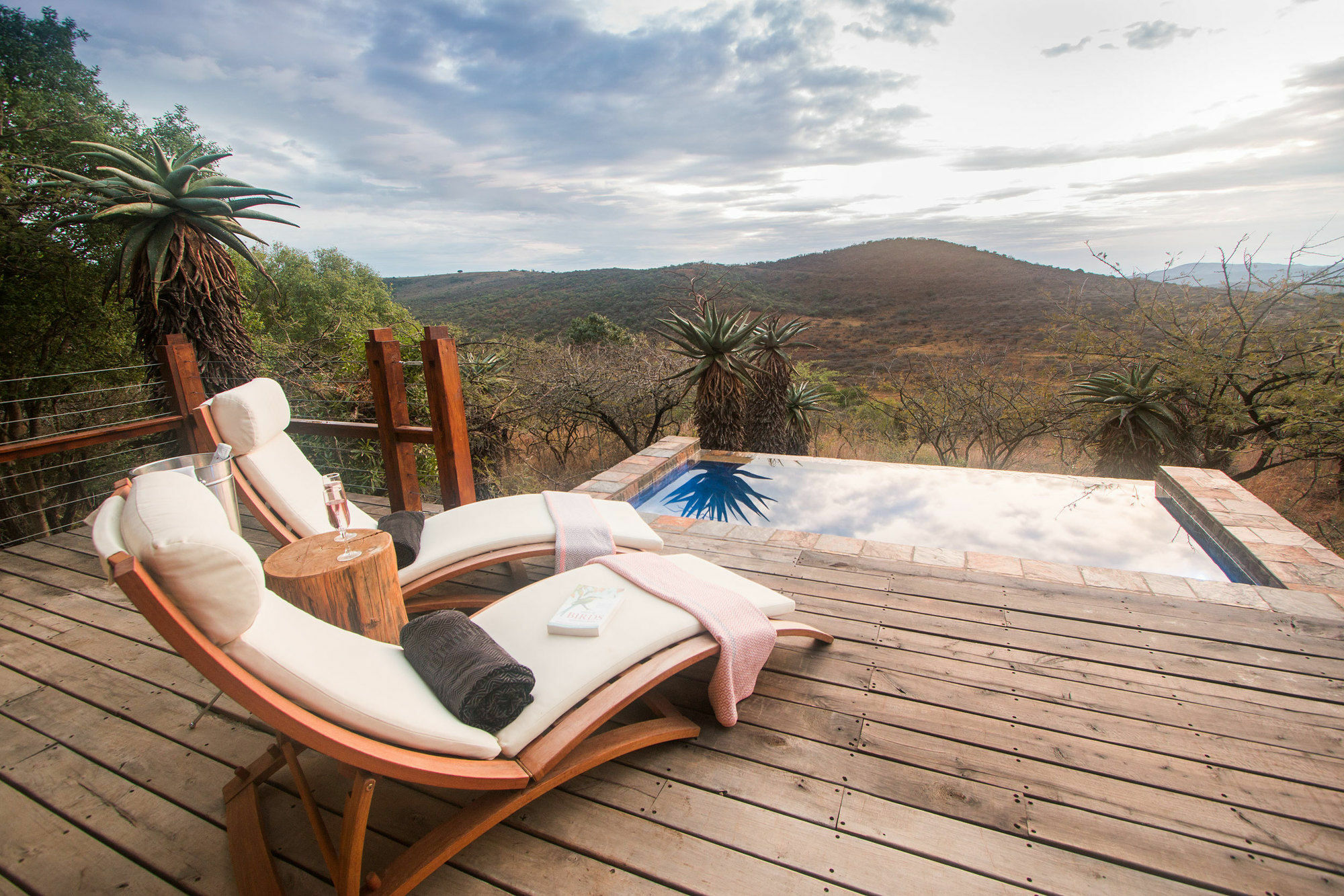 Rhino Ridge Safari Lodge KwaNompondo ภายนอก รูปภาพ